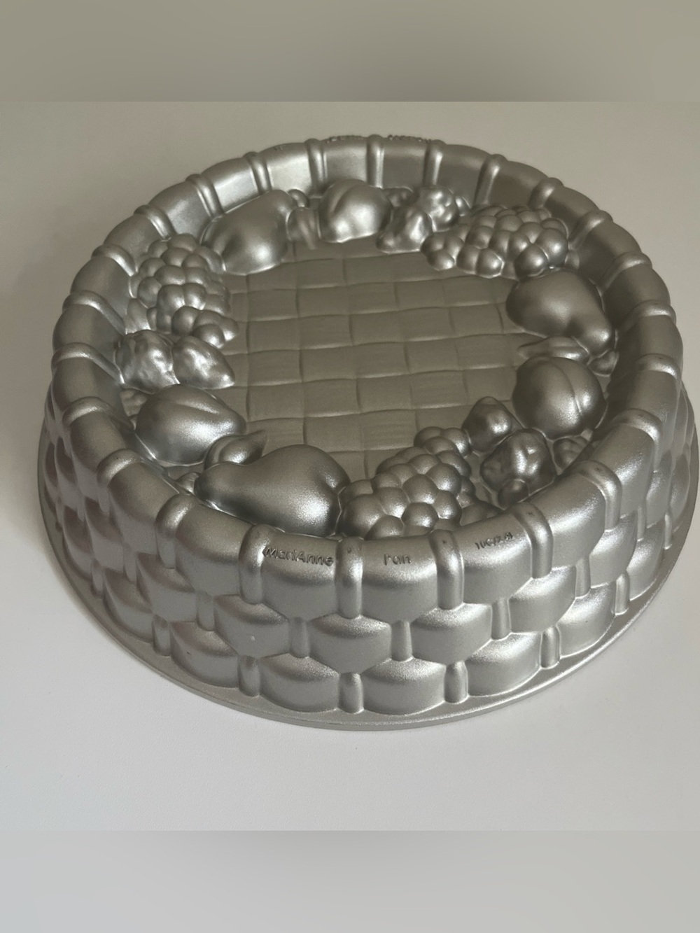 Nordic Ware Marianne Fruit Harvest Basket Weave Cast Aluminum Cake Pan